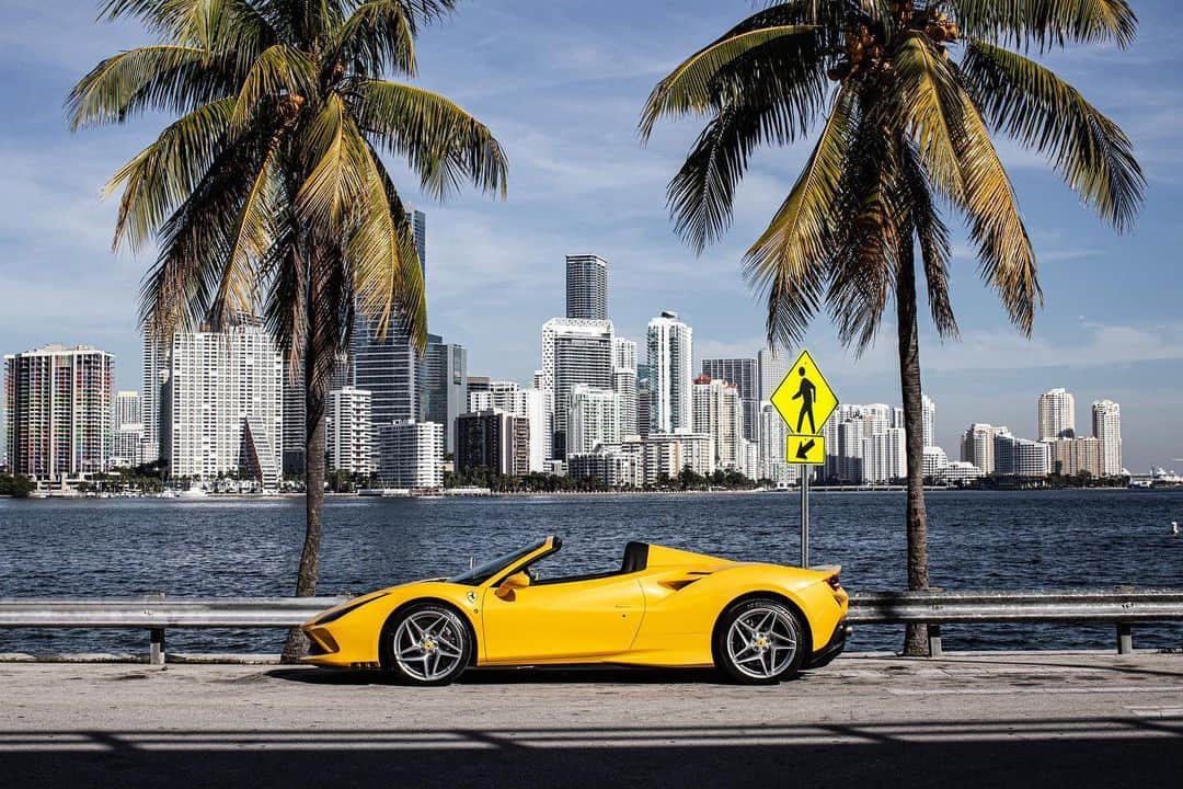 Ferrari USAさんのインスタグラム写真 - (Ferrari USAInstagram)「It’s the weekend, you’re in Miami, and you have the #FerrariF8Spider. What’s your move?」1月16日 11時25分 - ferrariusa