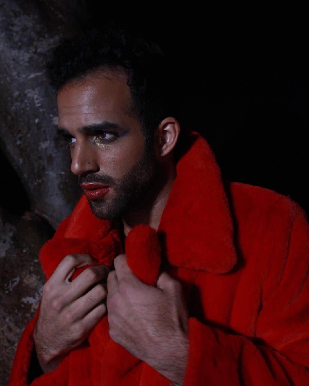 ダネル・レイバさんのインスタグラム写真 - (ダネル・レイバInstagram)「This red coat was so comfy. Too bad I couldn’t keep it 😂🤷🏽‍♂️ . . . #photography #actor #olympian #photoshoot #makeup」1月16日 11時26分 - danelljleyva