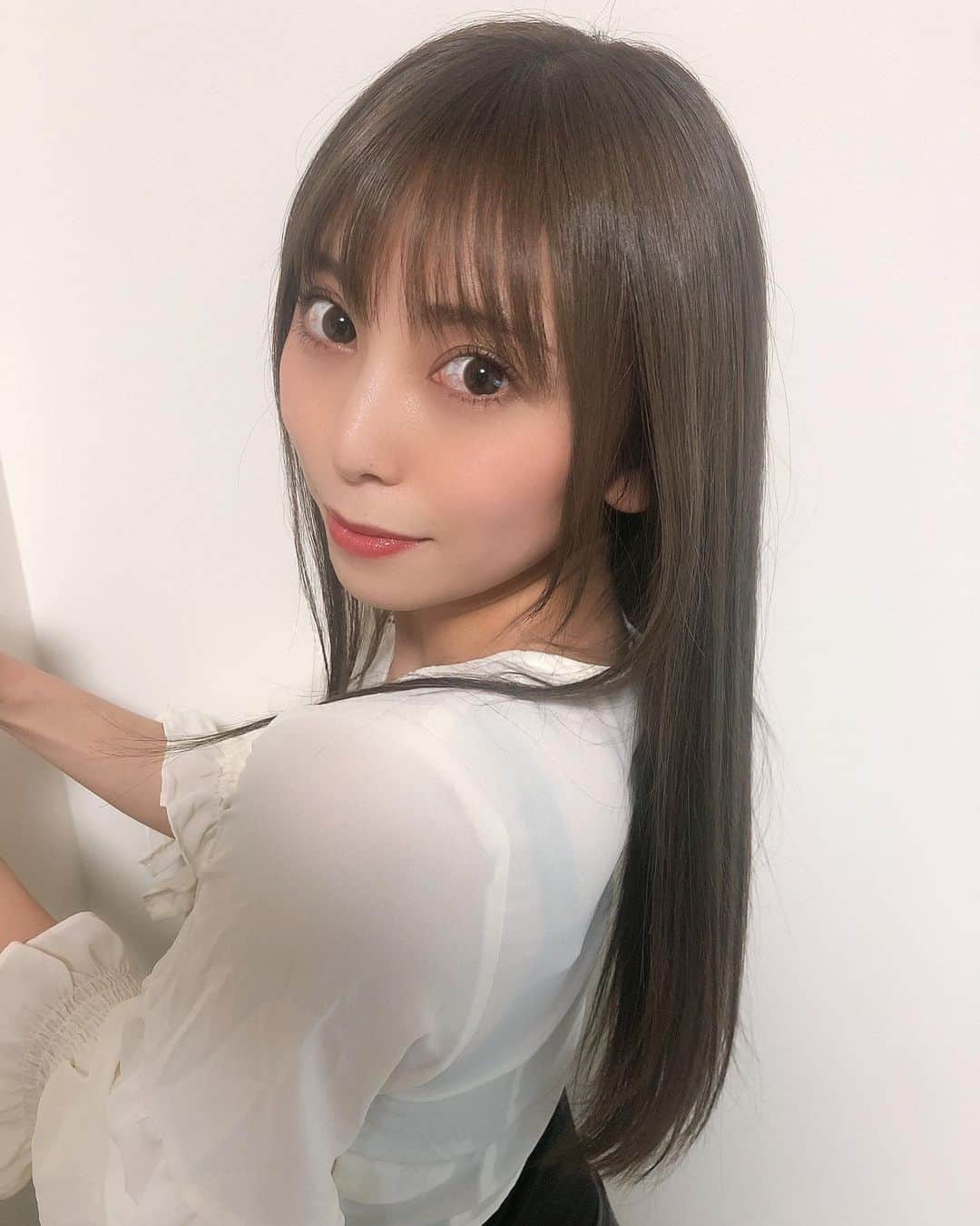 星川凛々花 （仁美まどか）さんのインスタグラム写真 - (星川凛々花 （仁美まどか）Instagram)「暗くしたよっ👩🏻✨﻿ トリートメントも調子よすぎて感動🥺💓﻿ ﻿ 池原さん @rollen_ike﻿ いつも素敵ヘアーをありがとうございます💕💕﻿ ﻿ #ローレン﻿ #原宿　﻿ #美容院　﻿ #美容室﻿ #カリスマ　﻿ #星川凛々花　﻿ #星川凜凜花　﻿ #AV女優　﻿ #セクシー女優　﻿ ﻿ ﻿」1月16日 11時29分 - momo_rin1225