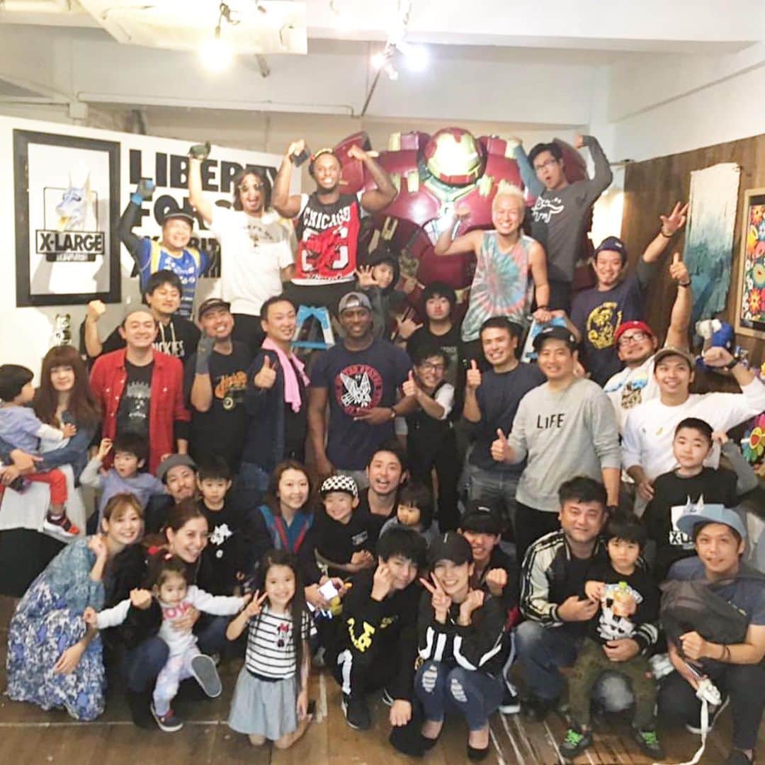 照屋 健太郎のインスタグラム：「❤️😭✨  なつかしい、、2019年 ちょうど2年前の今頃に開催した  《LIBERTY FORCE展》  2年前の《LIBERTY FORCE展》があったからこそ 今の @liberty____force があります🙏🏻  あの10日間の展示会で得られた、体験や出会いが、今の活動の糧となっていることは間違いないです🔥まさかあの展示会から2年経った今も《LIBERTY FORCE》って言っているとは思わなかったです。。それぐらい僕にとっては大きなきっかけとなった展示会でした。。  ギャラリースペースを貸してくれた オーナーのDENPAさんをはじめ、ご来場頂いた皆さん、 等身大ハルクバスターの運搬・設営・撤収にご協力頂いた皆さんには、今も心から感謝しています🙏🏻  あのときのサポートがあったからこそ『今』があります🙏🏻  いつか、また、コロナを気にせずに、みんなで一緒に作り上げる《LIBERTY FORCE展》ができる日が来ることを願っています😊🔥✨🌈  #この集合写真 #すごいメンバーだな〜 #もう2年 #LIBERTYFORCE #感謝 #感謝 #感謝 #🙏🏻」