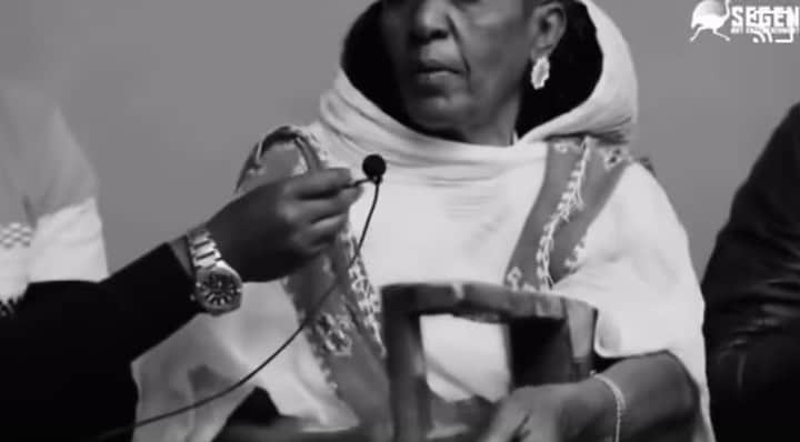 グレースマハリーのインスタグラム：「😍😍😍 feels like our Eritrean grandparents version of cyphers/freestyle battles. One time FOR THE CULTURE!!! 🇪🇷 this is the kind of folk tune that transports your soul back to mamma and babba’s living room 🖤👵🏾👴🏾🖤 w/ boon ☕️ and embaba 🍿   Thank you for sharing this gem @the.eritrean.griot   P.S. The instrument she is playing is called a krar— any teachers of it, please comment or DM 🙏🏾」