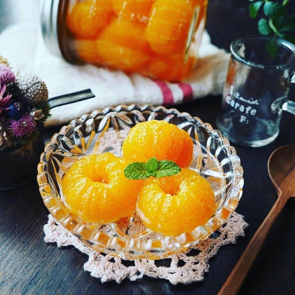Michiko Maedaのインスタグラム：「いつかのみかんのコンポートでおはようございます😊✨ ブログにてビタミンたっぷりみかんとオレンジを使ったレシピをまとめ中～  ※※※※  今日明日と旧お料理SNSペコリの皆さんを中心に、コロナ撲滅キャンペーンが行われています💕  主催は @tukiyudzu.05 さん @y.o.k.o.l.o.u.k さん @mameni_creation さん  参加写真はオレンジカラーを使ったものならなんでもOKだそうです🍊✨  タグは #オレンジカラー応援団 #ペコ友 #ペコ友達  主催目的など詳しくは主催の皆さんのフィードでご確認くださいね  豆兄さん、つきさん、よーさん素敵なイベントほんとにありがとうございます💕 喜んで参加させて頂きますね🍊✨  #みかん#オレンジ#みかんのコンポート #オレンジゼリー#ビタミンカラー #免疫力強化#コロナに負けるな #IGersJP#IGersjp#IGersj#クッキングラム#デリスタグラマー#おうちごはんlover#コッタ #lin_stagrammer#kurashiru#クッキングラム#クッキングラムアンバサダー#クオカ#エルグルメ#フーディーテーブル#おうちごはんlover#おうちごはん革命#おうちカフェ」
