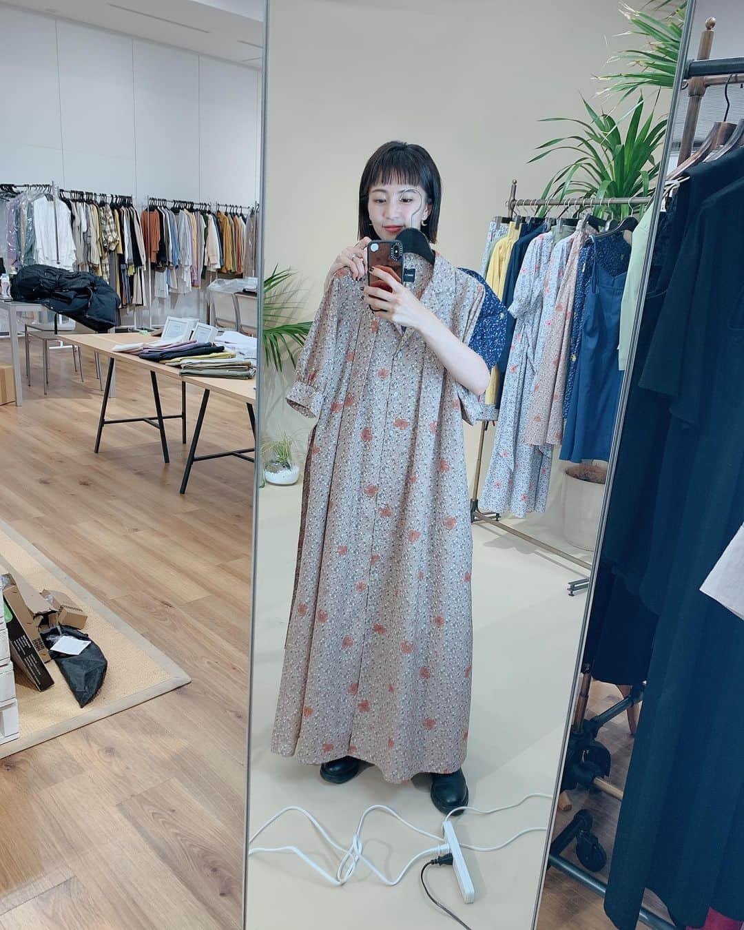 安田美沙子さんのインスタグラム写真 - (安田美沙子Instagram)「おはようございます✨ 2つ目のコーデ。  シャツです。これは、ワンサイズになっていて、ゆったり目に作りました。 メンズライクに花柄を着たくて、前は短め、後ろは長めに。 首はスタンドカラーで今年らしく、 袖もこだわって、結構ボリュームがでるようにしました！ 手首がゴム仕様なので、まくって袖のボリュームを出すのもお気に入りです✨  スカートに合わせて、セットアップにしてもいいし、こんな感じにパンツやデニムに合わせてゆるっとかっこよく着て欲しいですー😊✨  .  こちらが、お洋服のサイトになります。ぜひご覧ください✨SOLDOUTの商品に関しては、「再入荷お知らせ」 を押して頂けたら、追加商品が入り次第、ご連絡が行くようになっています！  @drwcys_official  https://drwcys-store.com/s/210115DRW/search?link=210115DRW_ALL  . . . #drwcys  #fasion #collaboration  #spring  #summer #onepeace #jacket #ootd #thanks」1月16日 11時46分 - yasuda_misako