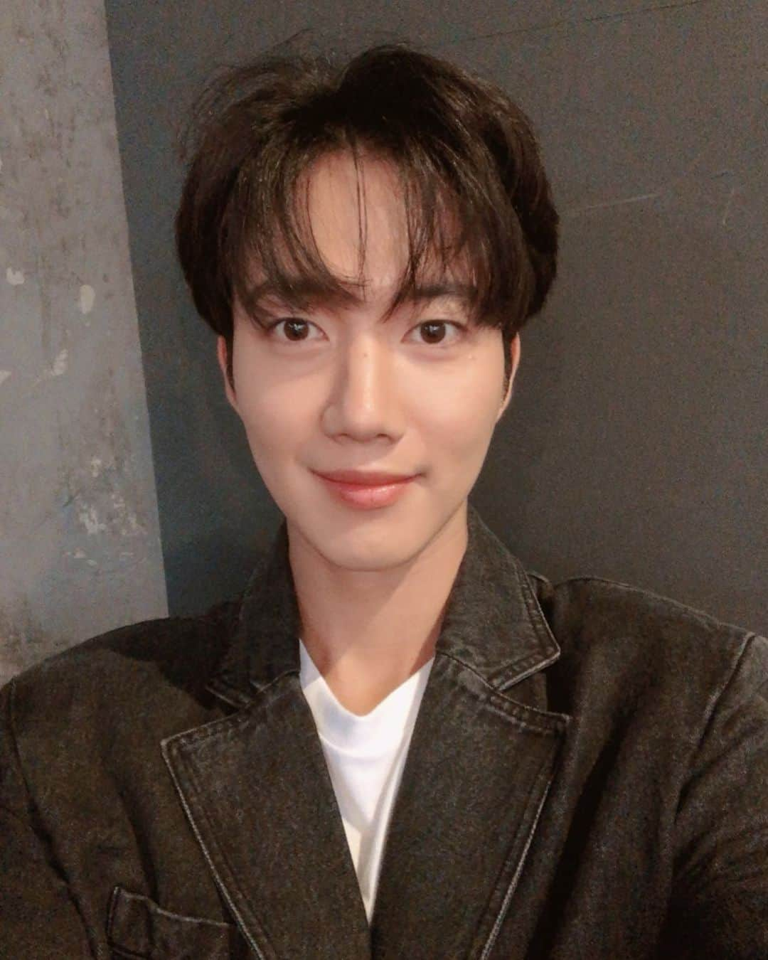 ゴニル（GEONIL）のインスタグラム：「안녕하세요 3학년5반 박건일입니다🤣🤣🤣」