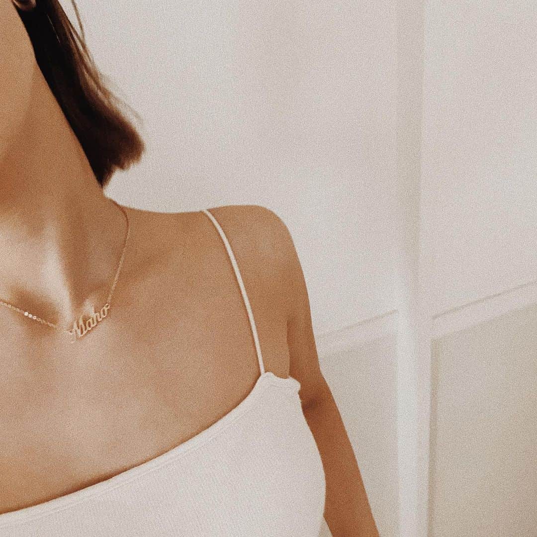 馬詰まほのインスタグラム：「名前でも 好きな言葉でも オリジナルで作れるジュエリー💎 アクセは本当に好きで、何個あっても欲しくなっちゃう。 シンプルなのに存在感があって可愛い🌙✨ jewelry / @aixjewelry_official #aixjewelry #エクスジュエリー #アクセサリー #ネームネックレス」