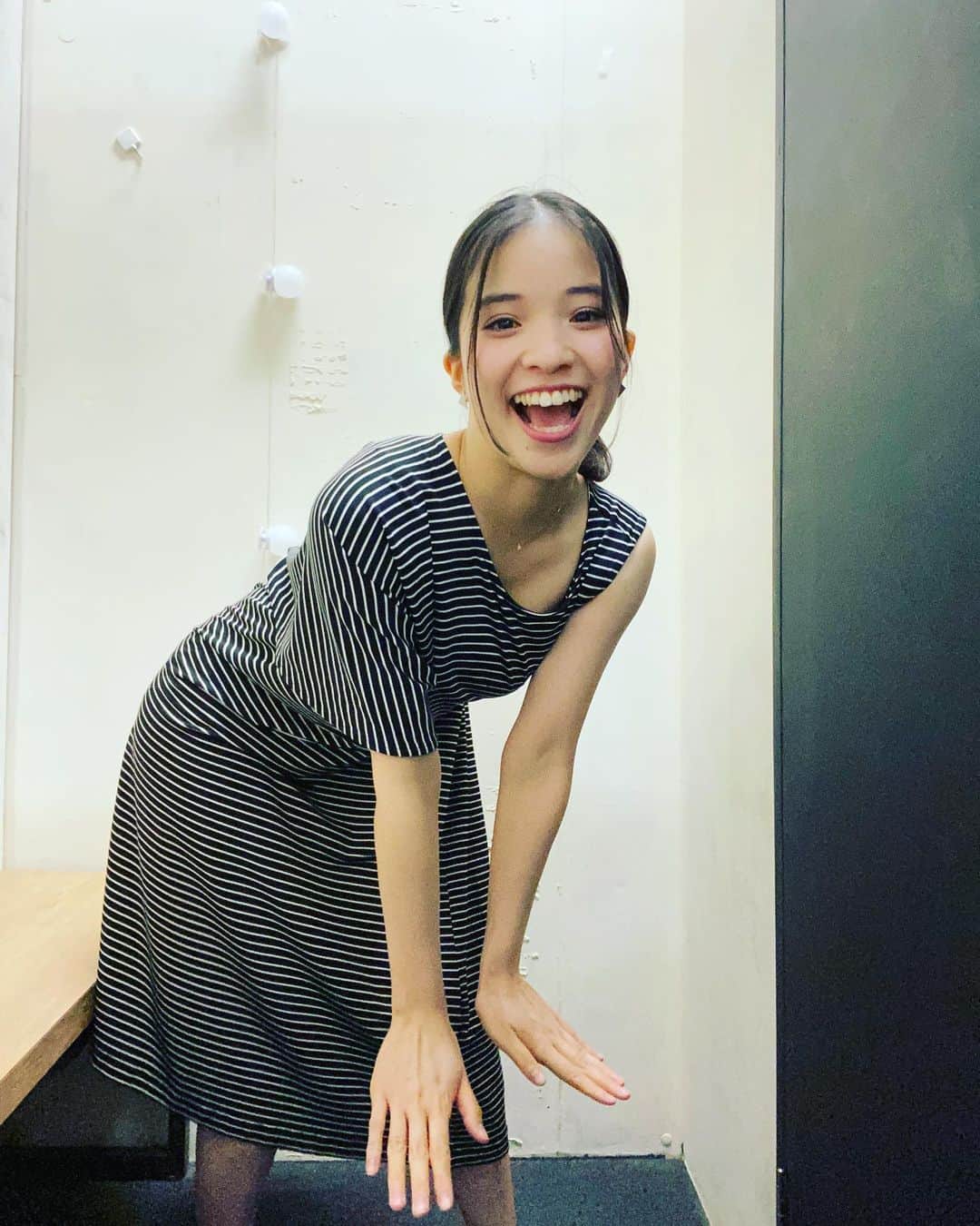 仮谷せいらのインスタグラム：「少し前から ライブ衣装が新しくなりました👗✨ 頑張って1人で撮ろうとした結果…笑笑  肩がかたっぽ出てて可愛いです✌️  衣装が変わっちゃう前に 是非見にきてくださいな〜🎙😏💓  👗 @maisonmargiela  👟 @nike」
