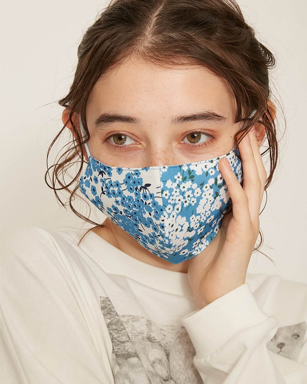 ファーファーのインスタグラム：「【PRE ORDER】 今シーズンのフラワープリントを 左右違うカラーで仕上げたFURFURらしいマスクが登場。  天然由来の抗菌防臭効果に加え、 蒸れにくい機能素材の裏地を使用。  市販のフィルターを入れられるポケットも備えました。 持ち運びにも便利なマスクケース付き。  mask ¥2,700＋tax (1月下旬入荷予定　BEG/BLU)  -3DAYS ONLY- オフィシャルオンラインストアでは、 1/15-1/17までの3日間、セールアイテムに限り 2BUY 10%OFF キャンペーンを開催中。  プロフィールリンクよりぜひチェックを。  @furfur_official @furfur_official_staff  #FURFUR #ファーファー」