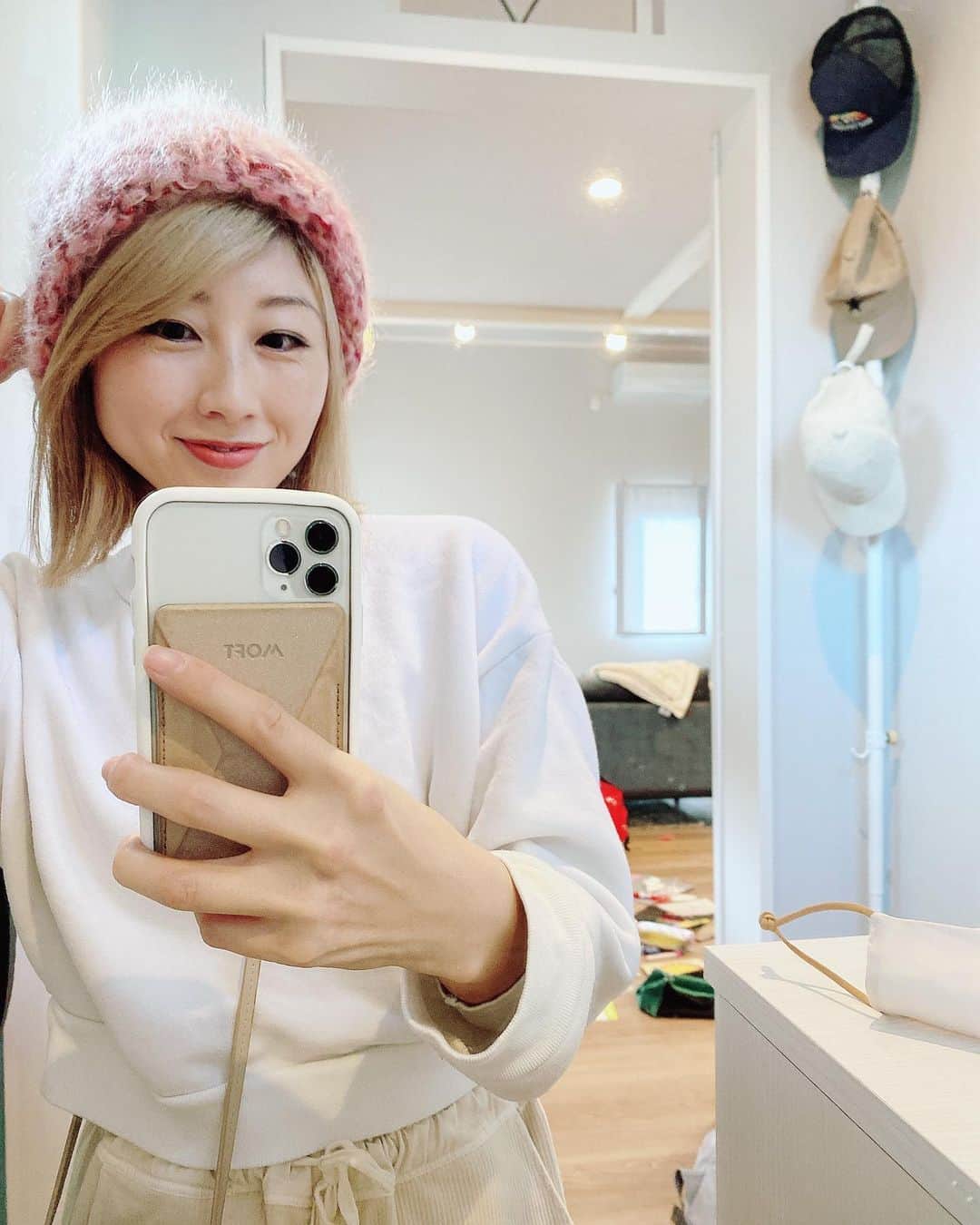 吉田ちかのインスタグラム：「Another new hat selfie!! Decided to go with a bit of color! What do you guys think? BTW Guess who’s making that mess behind me? Swipe! ﻿ ﻿ また新しいはつミラーセルフィー🤳🏼今回はちょっと色のある帽子にしてみました✨どう？﻿ ﻿ あ、後ろで散らかしてるのはだーれだ？！🤣 スワイプ👈🏻﻿ ﻿ Have a good day😊﻿」