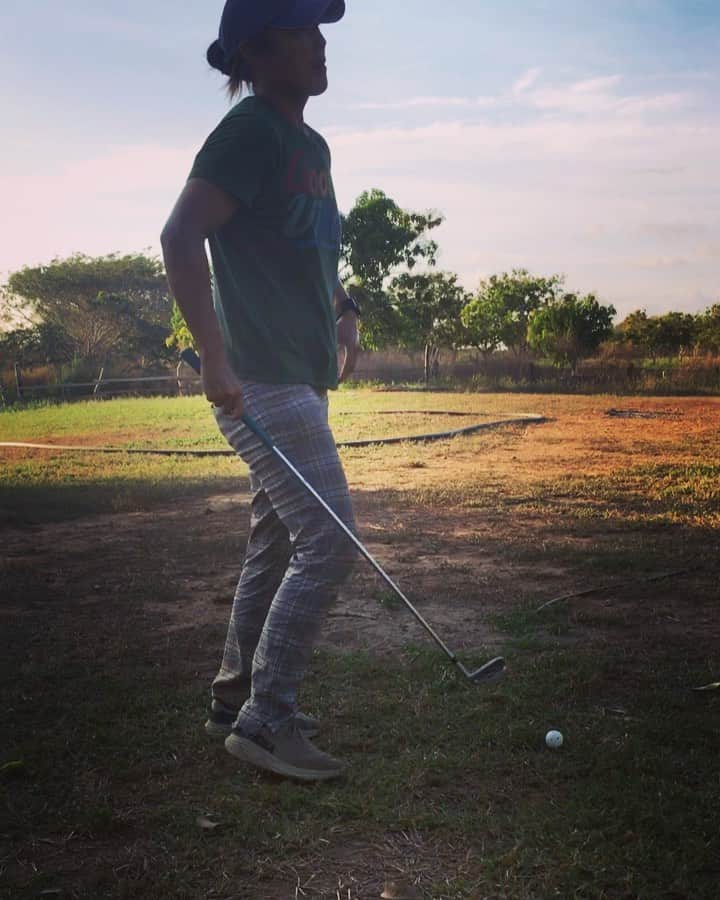 ティファニー・ヨハのインスタグラム：「Listen, I’m not trying to ruffle any feathers, but I really do wish some of the spectators at La Finca Conchita farm course would be a smidge more courteous than what we saw out there today.  I hate to peck on the fans, since it was just a couple that were being disruptive and fowl.  I love the henthusiasm, but please be respectful.」