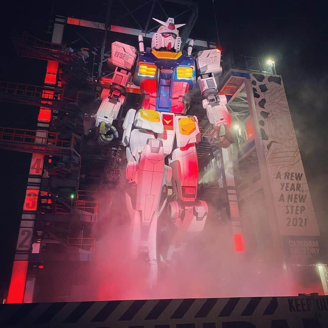 大手小町さんのインスタグラム写真 - (大手小町Instagram)「動く実物大ガンダム！に大興奮^_^ずっと見上げてて首が痛くなりました。アニメの世界が現実に。本当に近い将来に宇宙で闘いそうで、ちょっと怖くなるほどのリアリティ😅  #otekomachi #大手小町 #ガンダム #動くガンダム #gundam #gundamfactoryyokohama #横浜港」1月16日 11時55分 - otekomachi