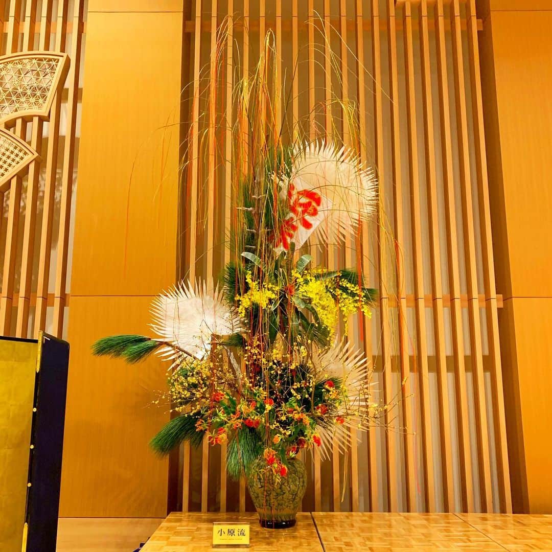 小原宏貴さんのインスタグラム写真 - (小原宏貴Instagram)「時差投稿です！  2020年年末から、2021年年始にかけて、ホテル雅叙園東京の正面玄関とビュッフェ会場を小原流の花が彩りました。 担当いただいた先生方、誠にありがとうございました。  正面玄関を飾った花のタイトルは「一陽来復」。  悪いことの続いた後は、幸福に向かう。陰の気がまわって陽の気にかえる。  風ににそよぐと水引2021本が光を放ちながら揺れ、とても美しい作品でした。  悪いニュースが続きますが、皆さん、がんばっていきましょう！  #大作 #大作いけたい！ #小原流 #いけばな小原流 #ohararyu  #oharaschoolofikebana #いけばな #插花 #ikebana #華道 #小原宏貴 #hirokiohara #花のある暮らし #花好きの人と繋がりたい #寿ぎ #華道家 #flower #flowerartist #水引 #出張挿花 #stage #空間デザイン #一陽来復」1月16日 11時58分 - ohararyu_ohara.hiroki