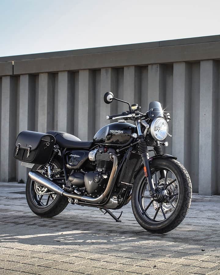 のインスタグラム：「#StreetTwin はTriumph随一の人気を誇るカスタムクラシック。 乗りやすさと優れたパフォーマンス、高い実用性、格別のライドフィール、古き良きアイコニックなスタイルにご自分のテイストをプラスしてください。  ▼コンフィグレータはこちら https://bit.ly/2N8alME  #理想のライドがそこにある  #StreetTwin #ストリートツイン #トライアンフ #トライアンフはかっこいい #バイク #バイク好きな人と繋がりたい #バイクのある風景 #バイクが好きだ#バイク好き #バイク乗りと繋がりたい #理想のライドがそこにある#triumph #トライアンフ乗りと繋がろう2020秋 #TriumphOfficial #Tiger850Sport #fortheride」