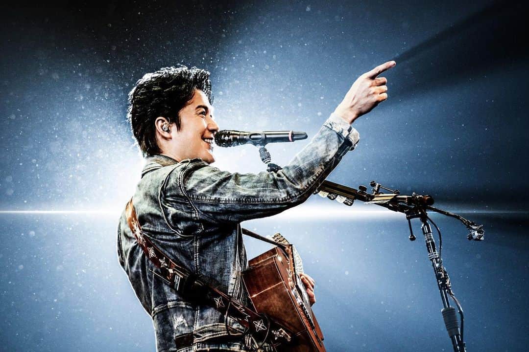のインスタグラム：「福山雅治公式YouTubeチャンネルにて、 過去のライブ映像がフルバージョンでお楽しみいただける『LIVE AT YOUR HOME II』第2弾🎸 ━━━━━━━━━━━━━ 福山☆冬の大感謝祭 其の十七 ━━━━━━━━━━━━━ 公開しました‼️🎤  https://youtu.be/z-jsQeda5sQ  #LIVE_AT_YOUR_HOME_II #BROS1991」