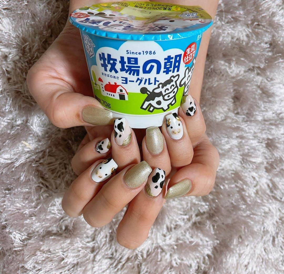 水越愛華さんのインスタグラム写真 - (水越愛華Instagram)「うしさーーーーーん🐄🥛💅 たまにはおふざけネイル🐮  @nail.yuri_y  いつもありがとう🤍🤍🤍  そんでネイルの写真撮ってると あなたいつも邪魔しにくるね🐶」1月16日 12時03分 - iamemika21