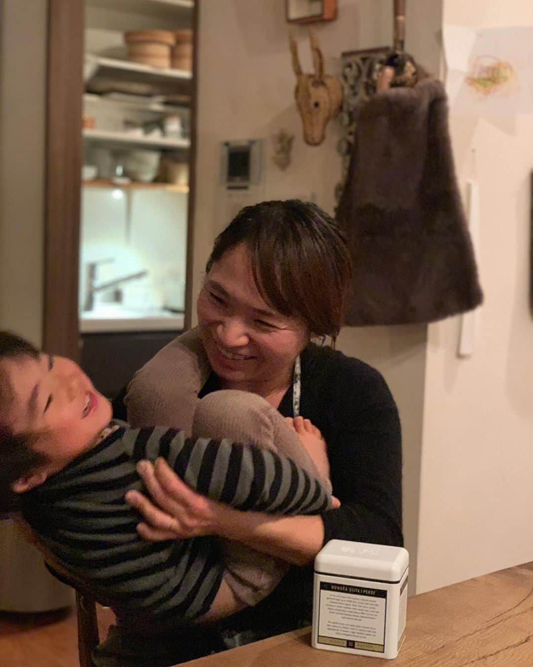 渡辺康啓のインスタグラム：「こんな時に囲む食卓はひときわありがたく感じられて涙が出ちゃう。料理ってやっぱりすごい。愛でしかない。そしてみんなの作ってくれたご飯のあまりの美味しさに、身の引き締まる思いなのであった。全員天才すぎて怖い😂😂また食べさせて〜ごちそうさまでした！！」