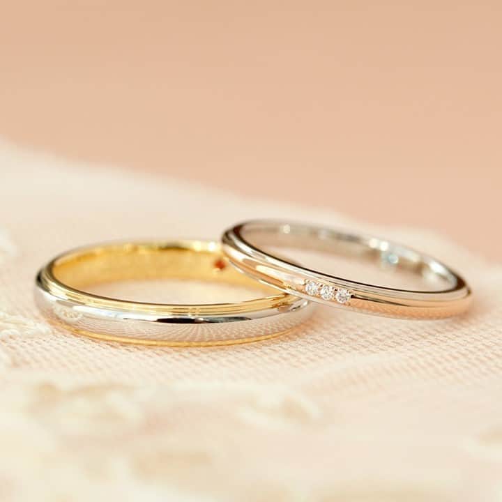 ith / イズ オーダメイド結婚指輪さんのインスタグラム写真 - (ith / イズ オーダメイド結婚指輪Instagram)「二つの金属を組み合わせて生まれる 可愛らしいデザインの結婚指輪。  華やかになりがちなコンビカラーも、 シンプルな《アルページオ》という指輪を元に お仕立てすることで、 大事だった結婚指輪らしさも 兼ね揃えたデザインになりました。  ▽ 指輪について 結婚指輪(男性)：アルページオ Pt900/K18YG：141,000円〜  結婚指輪(女性)：アルページオ Pt900/K18PG：138,000円〜  公式ハッシュタグ🤳✨ #イズマリッジ  【オンラインサポートOPEN】 お二人それぞれのご自宅にいながら 指輪のオーダーメイドができる、 ithのオンライン相談もご活用ください💻 ご試着最多6点まで、レンタル可能です💍  #マリッジリング #エンゲージリング #結婚指輪 #婚約指輪 #カスタマイズ #指輪 #ダイヤモンドリング #婚約 #プレ花嫁 #ナチュラルウェディング #結婚指輪探し #指輪選び #指輪探し #結婚指輪選び #ペアリング #プロポーズ #特別感　 #オーダーメイドリング #結婚指輪オーダー #ゴールドリング #パーソナライズ #結婚準備 #花嫁  #2021春婚 #2021夏婚 #2021秋婚」1月16日 12時05分 - ith_marriage