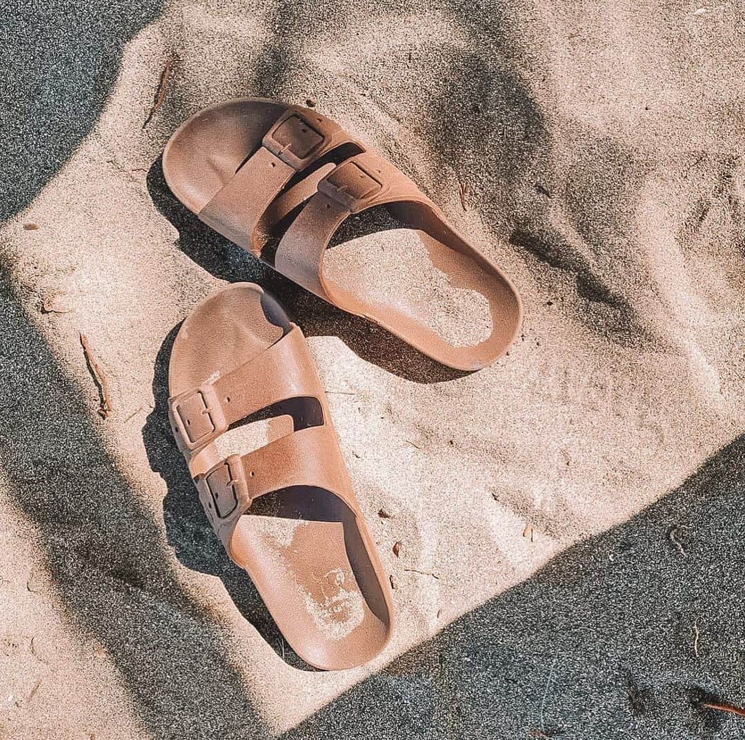 ジュリア バレットのインスタグラム：「COPPER BALEIA almost sold out! Don’t miss out on it 📦 Shop now on https://mycacatoes-asia.com/ 🛒」