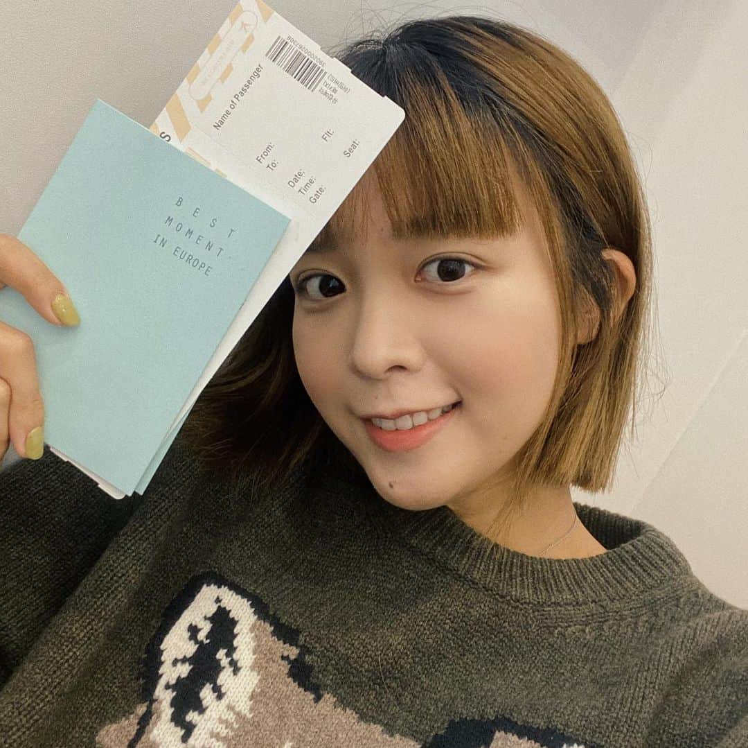 キム・ダヘのインスタグラム：「저 드디어 유럽가요!!!!!! 라고 무지 적고싶다... 😭 여행길막힌지 일년이 넘었다. 한달에 한번씩 가던 여행인데 내가 사는 2020년에 이런일이 생길줄이야... 여행이 직업이었던 사람들처럼 여행을 밥먹듯이 다니던 난데 이제 다 과거고 추억이 되어 매일 그리워하고있다. ( 다들 그렇죠? 앨범여행 ㅠㅠ )  태교 겸 여행을 좋아했던 다혜에게 선물하고싶다고 보내준 #청춘유리 언니의 신작 #유럽예약  받아보고 며칠을 읽었다. 못가본곳도 많지만 가본곳도 많아서 더 그리운... 언젠가 꼭 다시 갈 수 있겠지?  여행플랜까지 짤 수 있는 페이지가 있고 과거를 추억할 수 있는 페이지도 있어서 읽으면서 시간이 훅 갔다. 언젠가 다시 해외에서 만나 한국인들끼리 인사하고 사진찍어주는 그런날이 오길... #유럽여행#여행도서 #단순선물#포스팅의무없음」