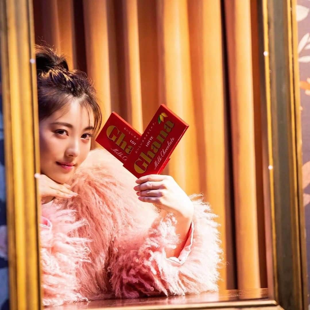 ロッテ ガーナチョコレート【公式】のインスタグラム：「＼ オフショットを大公開 📣／⠀ 今回も新CMのオフショットをご紹介🎉⠀ ⠀ ファーコートを羽織ってゴージャス可愛い浜辺さん💖⠀ 今回、世界観を表現するため、何点もの衣装替えがありましたが、そこはさすが浜辺さん！⠀ どの衣装もとっても可愛く着こなし、大人っぽい表情を見せてくれました😍⠀ ⠀ そしてそして…！⠀ 浜辺さん、吉沢さんファンの皆さまへ大ニュースです❣⠀ 本日より、⠀ ＼抽選で500名様に当たる！／⠀ 『 #どれガーナチャレンジ 』キャンペーンがTwitterでスタート🎊⠀ ⠀ 応募方法は簡単🎶⠀ ①Twitterのガーナ公式カウントをフォロー。⠀ ②キャンペーン対象ツイートからガーナを食べていると思った吉沢亮さん、浜辺美波さんを選択肢から選んでツイート。⠀ たったこれだけで応募完了☝⠀ ⠀ ぜひたくさんのご応募お待ちしております😌💕⠀ ⠀ キャンペーン詳細はTwitterでチェックしてね🎀⠀ ⠀ #浜辺美波 #吉沢亮 #ロッテ #ガーナ #ghana #板チョコ #オフショット #LOVEITACHOCO #ガーナハート」