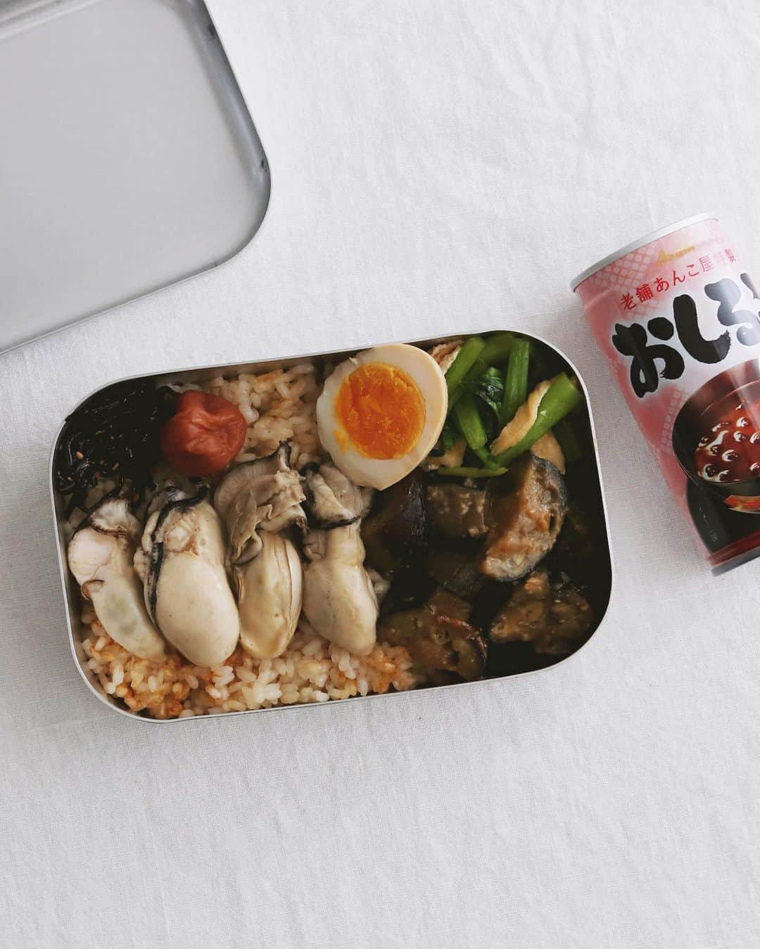 樋口正樹さんのインスタグラム写真 - (樋口正樹Instagram)「Bento lunch . お昼用の家弁当。 牡蠣めし、昆布、 梅干、味つけ卵、 ナスの味噌炒め、 揚げと蕪の葉の 炊いたん詰めて。 食後におしるこ。 . . #家弁当 #お弁当 #牡蠣めし #おしるこ缶 #おうち時間 #ステイホーム #bento」1月16日 12時06分 - higuccini