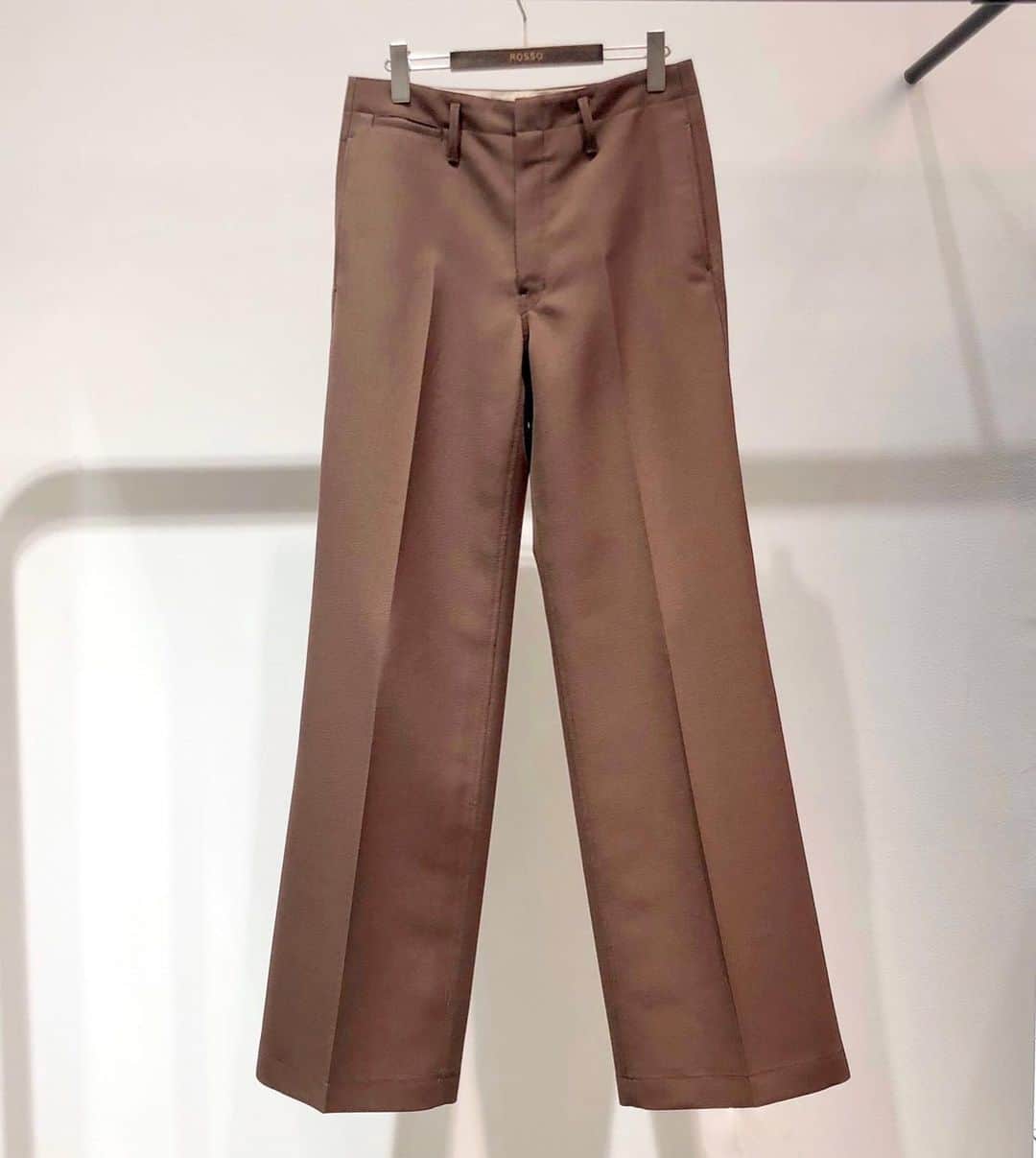 のインスタグラム：「【LEMAIRE】  "WIDE LEG PANTS" col : RUSSET B size : 46 ¥60.600＋TAX →40%OFF  お取り扱い店舗﻿ ◾︎ROSSO ミント神戸店﻿ Tel : 050-2017-9117 ﻿  ※この商品は店舗通販可能です。 ※上記店舗のみでのお取り扱いにつき、お問い合わせにつきましても上記の店舗までお願い致します。﻿ ﻿ ﻿ #urbanresearchrossomen﻿ #rossomen﻿ #urbanresearch﻿ #lemaire  #urbanresearchrosso_kobe﻿」