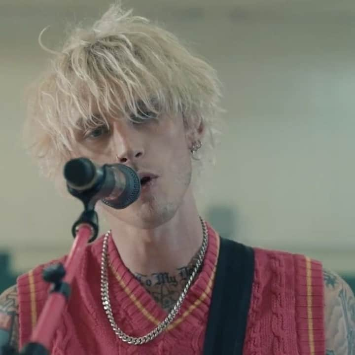 MTVさんのインスタグラム写真 - (MTVInstagram)「How do I enroll in #DownfallsHigh, @machinegunkelly? I'm asking for a friend, and that friend is me.」1月16日 12時08分 - mtv