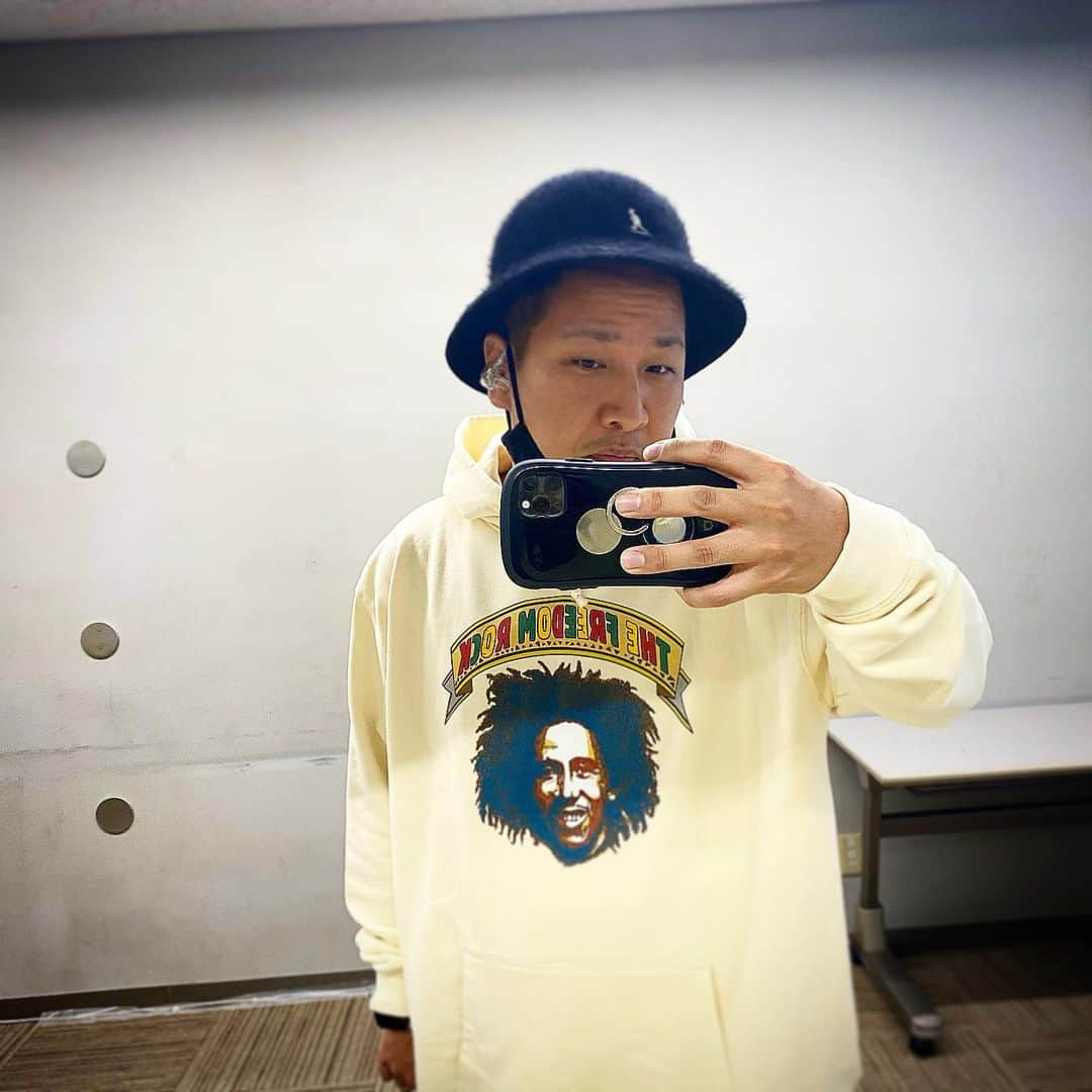 MOCAさんのインスタグラム写真 - (MOCAInstagram)「. . 久しぶりの岡山に向かっています!! . . 今日は #環太平洋大学 の オンライン学園祭なのです㊗️ . . 自称「学祭モンスター」として 毎年15校くらい行かせてもらってたのに 久しぶりぶりすぎる😳 . . 学生さんしか観れないそうなのですが、 特に3.4回生は最後の学祭だろうから 一生懸命歌ってきます🤲 . . それでは最後にみんなで #おかやーまん  . . #ベリーグッドマン  #学園祭 .」1月16日 12時14分 - moca_berrygoodman