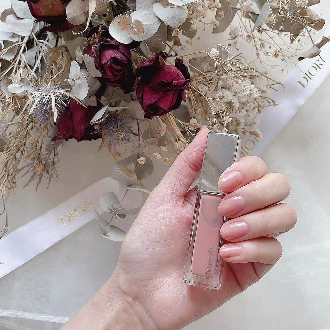 のインスタグラム：「． RMKの春限定ポリッシュ。 クリームローズ🥀 透け感あって上品なピンクベージュ◎ 桜貝みたいでかわいい♡ 指先から春取り入れてみたー🌸  #爪は短め#清潔感第一です」