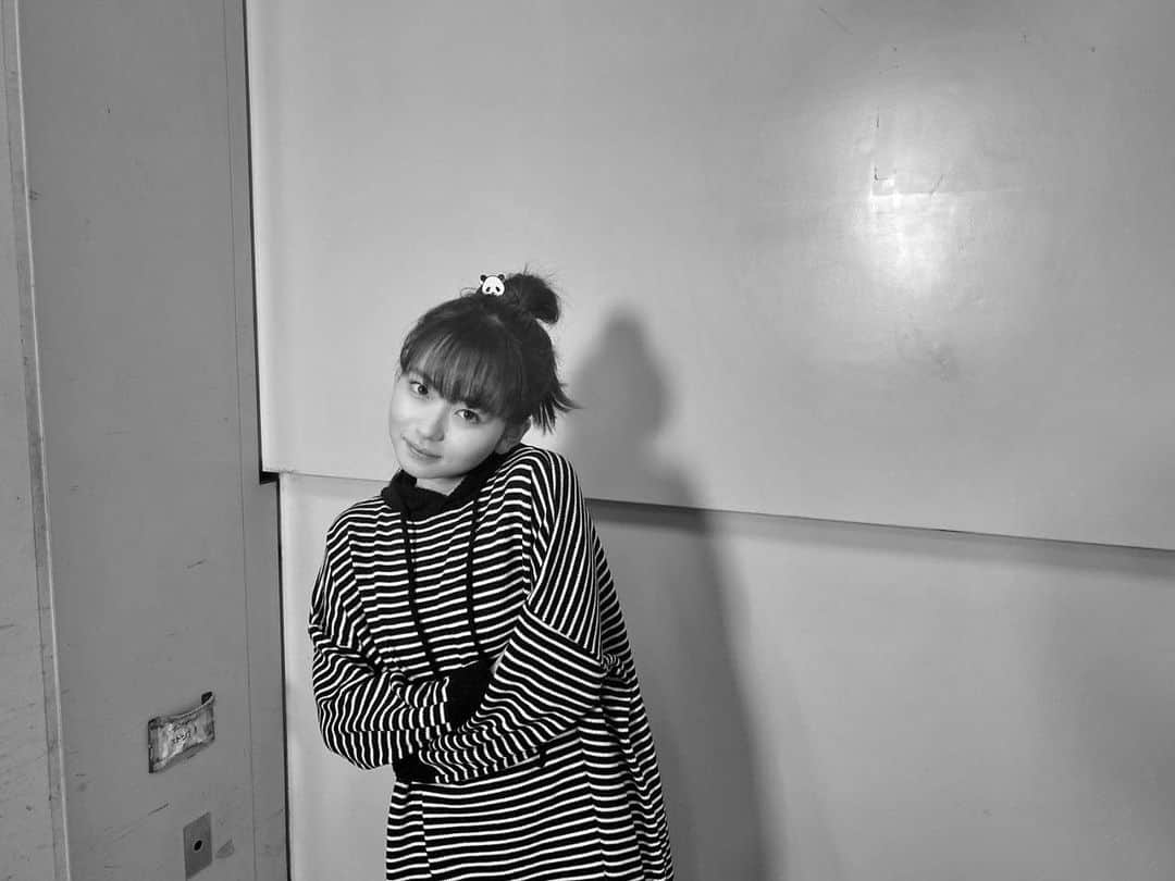 山田杏奈のインスタグラム：「今夜から書けないッ！？@kakenai_oshidora スタートです☺️ 絵里花すごく面白い子で楽しかったなぁ メイクさんが髪型をとてもこだわってくださっていつも可愛いので見てね〜この日はパンダ🐼」
