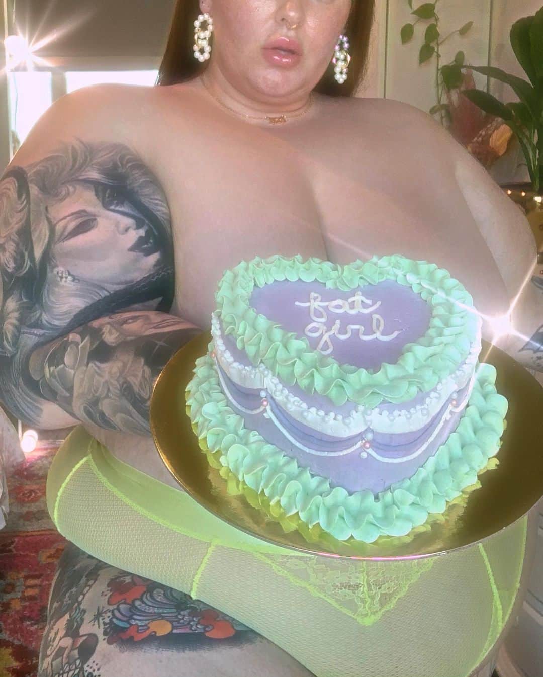 テス・ホリデーさんのインスタグラム写真 - (テス・ホリデーInstagram)「Sometimes a (fat) girl just reallyyy needs some cake... 🎂🎂🥺」1月16日 12時23分 - tessholliday