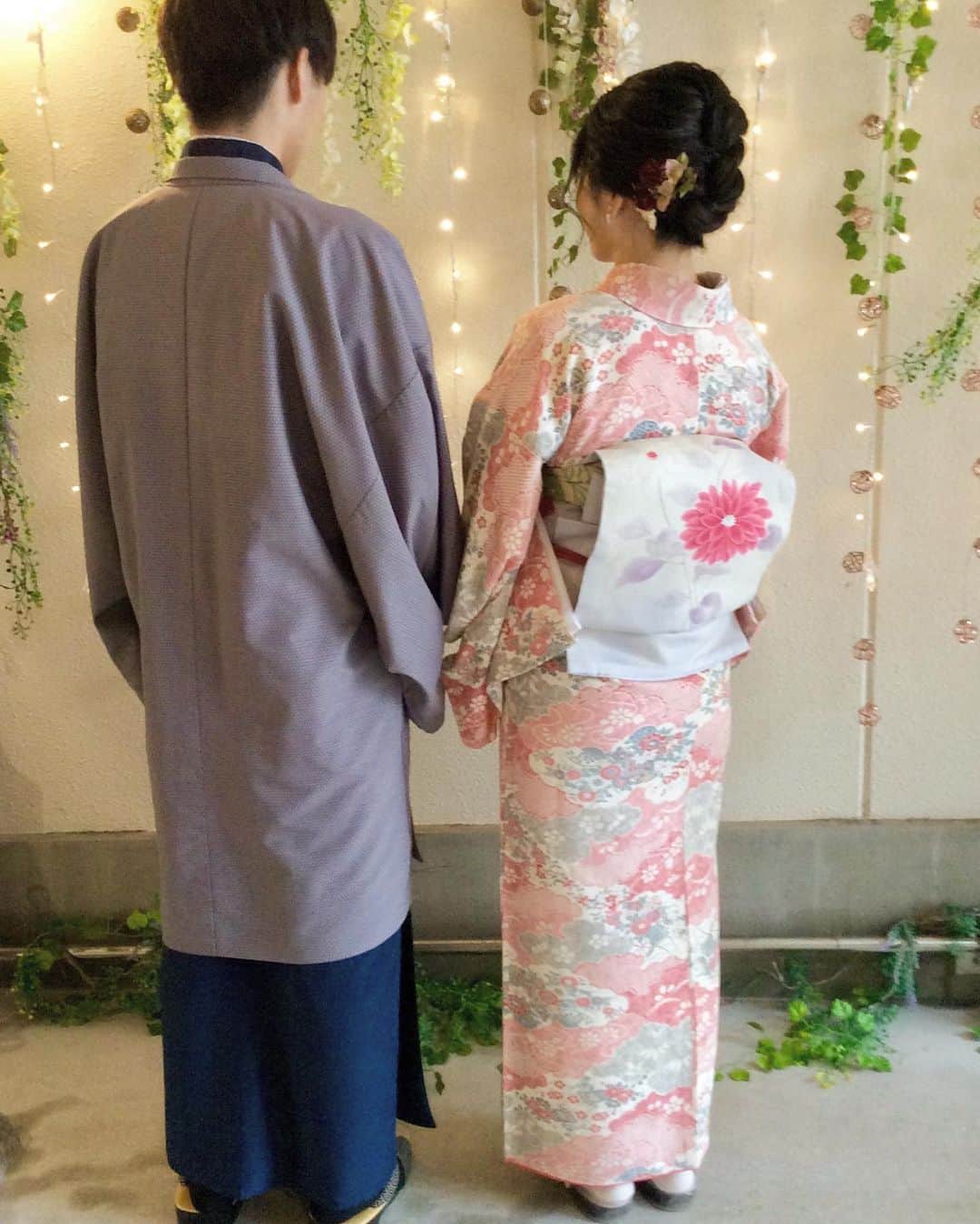 金沢着物レンタルshop心結〜kokoyui〜のインスタグラム：「ピンク系でまとまったコーディネートがとっても華やかで可愛らしいですね🌸✨ . 男性の方も女性の方も雨カバー付きのお草履をご用意しておりますので安心してお出かけすることが出来ます☂️💕 . ⚫︎金沢駅前 着物レンタル心結(ここゆい)  ⚫︎営業時間 : 9:00〜18:00 ⚫︎address : 金沢市本町1-3-39 ⚫︎tell : 076-221-7799 ⚫︎金沢駅から徒歩5分  ⚫︎コインパーキング補助あり  心結の着物一覧▶@kokoyui_kimono 振袖や袴はこちら▶@kokoyui_furisode 七五三やお子さんの着物はこちら▶@kokoyui753 . #着物ヘア #ヘアセット #和服 #着物 #着物コーディネート #きもの #着物女子 #着物男子」