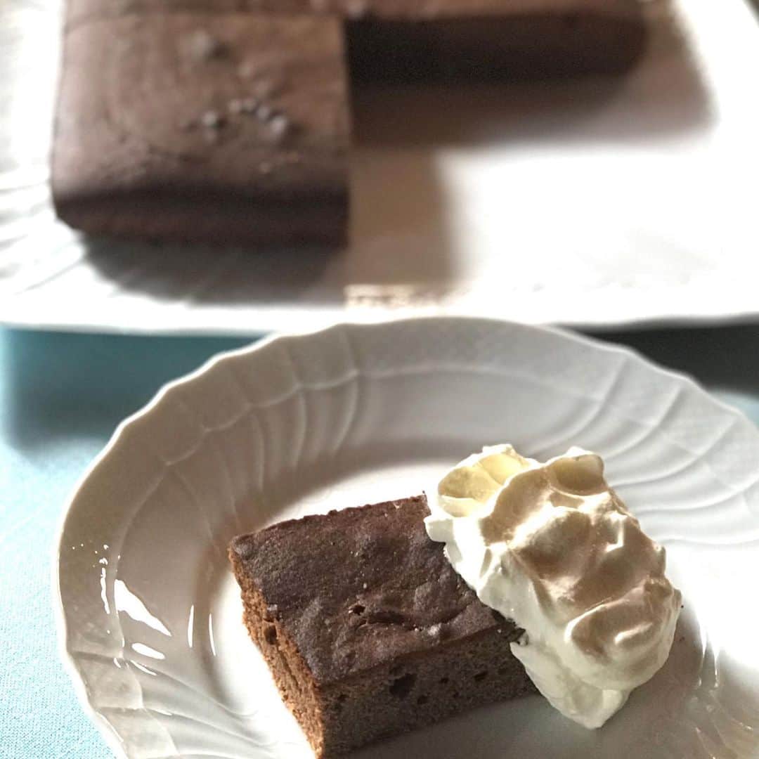 土屋眞弓のインスタグラム：「ピーナッツバターチョコレートブラウニー😍  久しぶりに作ってみました 米粉とアガベシロップを使ってヘルシーに❣️ ピーナッツバターを加えたので、ブラウニーというよりかケーキみたいにしっとりした食感 生クリームは無糖でwhip❣️  #peanutbutterchocolatebrownies  #glutenfree  #agavesyrup  #homemadesweets」