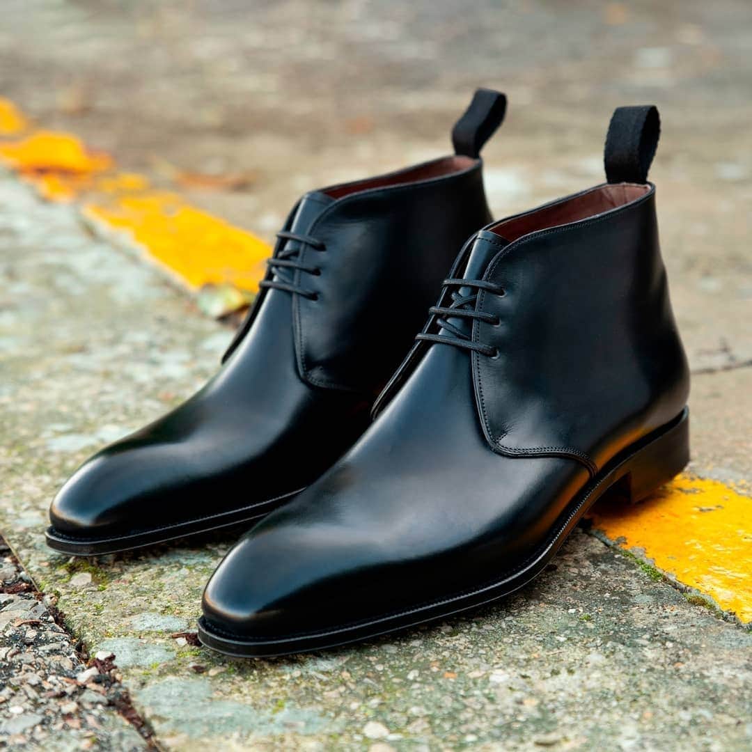 カルミナさんのインスタグラム写真 - (カルミナInstagram)「Here's a handsome Chukka boot in a contemporary interpretation - ideal for the casual-smart attires. A sleek aesthethic boot built on our all time favourites, the Simpson last and in a refined Goodyear welt construction. Pick your size on our Carmina Shoemaker website.  ​ ​#goodyearwelted #carminashoemaker #カルミナ #mensstyle #chukka #chukkaboots #menswear」1月16日 23時17分 - carminashoemaker
