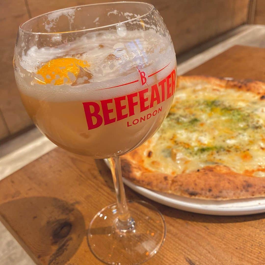 Erenaのインスタグラム：「🍕ピザ&ジントニック🍸🍫 ピザの種類豊富🍴🤤 I▶︎白ワインで煮込んだ牛肉のジンジャーピッツァ🍕 I▶︎チーズたっぷりクアトロフォルマッジ🍕 ミルキーチョコジントニックこれとっても美味しすぎた🍫😍🍫 ⇒⇒⇒つづく . #wine#gin#tonic#pizza#fruit#chicken#honey#chocolate#cheese#milkychocolateginandtonic#ワイン#ピザ#チキン#生ハム#赤ワイン#チョコ#蜂蜜#ミルキーチョコジントニック」