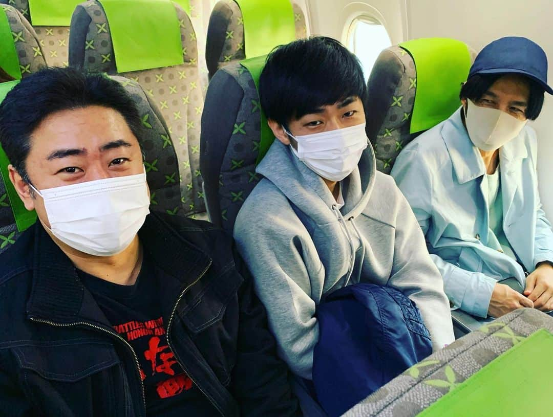 菅原好謙のインスタグラム：「めずらし3人組  #鹿児島行った時 #行きの飛行機 #珍しいスリーショット #共通点ゼロ #ひとつもない #バラバラ #全部違う #行き先も違う #錦鯉　さん #錦鯉たかしさん #三福エンターテイメント さん #トンツカタン森本 #トンツカタン #母船」