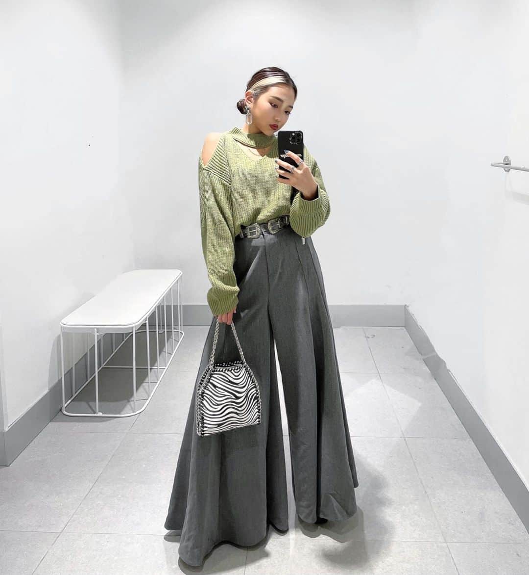 のインスタグラム：「今日も @lveu.official のお洋服！  めちゃくちゃ脚を長く見せてくれる魔法のパンツ🥺🔥  普通にしてたらロングスカートっぽくも見えるんだよー！！  #fashion#code#coordinate#knit#pants#ファッション#コーデ#コーデ紹介#ニット#ショート丈#フレアパンツ#低身長コーデ#プチプラコーデ#l4l」