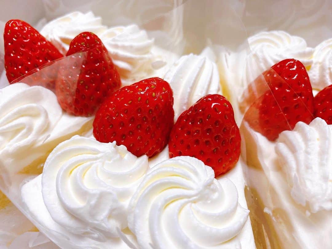 倉田雅世のインスタグラム：「ミスドマルコリーニ買えなかったから、紅ほっぺ苺のショートケーキを‼️ばばーん‼️」