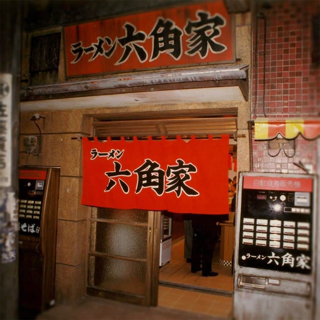 新横浜ラーメン博物館(ramen museum)さんのインスタグラム写真 - (新横浜ラーメン博物館(ramen museum)Instagram)「【ラー博クロニクル Vol.6】 今や日本全国のみならず世界にも広がる家系ラーメン🍜 横浜で生まれ育った私は現在46歳ですが、初めて食べたのが1990年でその頃は家系という言葉は使われておりませんでした🤔 それよりも「とんこつ醤油」という言葉と「味の好みを調整できる」という点が新鮮だったと記憶しております。横浜市外に知名度が広がっていったのは90年代後半のような気がします😎 ラー博では六角家さんが94年のオープン時に唯一家系ラーメンとしてご出店いただきました。46歳の私は今でも中盛･麺かため･脂多めの海苔増しが定番のオーダーです😅  【店舗データ】 横浜「六角家」 創業:1988年 ラー博出店期間 1994年3月6日～2003年5月31日 次回は博多「一風堂」さんです  IEKEI RAMEN（Yokohama Style Ramen） has now spread not only throughout Japan but also throughout the world🍜 I was born and raised in Yokohama, and I am now 46 years old, but the first time I ate IEKEI RAMEN was in 1990, and at that time the term " IEKEI " was not used. At that time, I remember the term "tonkotsu soy sauce" and the fact that "you can adjust the taste" were more new to me. I think it wasn't until the late 90's that the name spread outside of Yokohama City. At the Ramen Museum, Rokkaku-ya opened in 1994 and was the only IEKEI RAMEN restaurant. Even now, my standard order is a medium-sized bowl of noodles with more fat and more nori (seaweed).  Shope Data Yokohama "Rokkakuya Founded in 1988 Period of opening at Ramen Museum March 6, 1994 - May 31, 2003 Next time: Ippudo in Hakata!  #ラーメン #ラーメン部 #ラーメン倶楽部 #ラーメンインスタグラム #ラーメンインスタグラマー #ラー写 #ラー活 #麺スタグラム #麺活 #ラーメンパトルール #フードポルノ #麺スタグラマー #ラーメン博物館 #ラー博 #家系ラーメン #六角家 #酒井製麺 #ラー博クロニクル #iekeiramen  #ramen #ramenmuseum #ramenlover #ramennoodles #ramenlife #ramenjapan #foodporn #foodie」1月16日 21時54分 - ramenmuseum