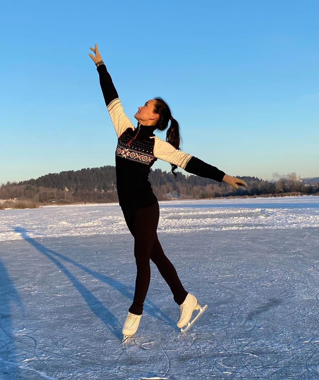 カミラ・ヤシェムのインスタグラム：「❄️⛸」