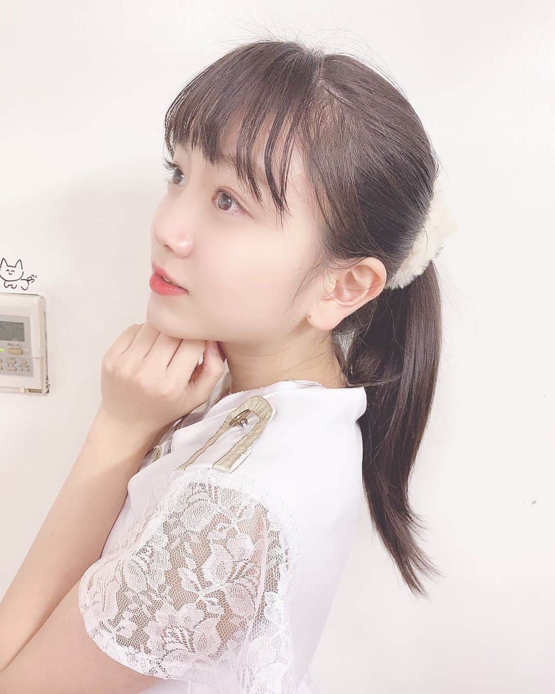 村田万葉のインスタグラム：「🐱 ・ ちょうどいい位置に猫ちゃんがひょっこりしている笑 ・ ・ ・ ・ ・ #衣装 #アイドル #dela #白色担当」