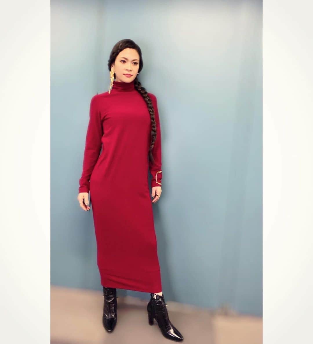 小柳ゆきのインスタグラム：「「生放送で満点出せるか100点カラオケ音楽祭」  ご覧頂けましたか？ あの緊張感の中、挑戦者の皆さん素晴らしいパフォーマンスでしたね😊  そして本日のスタイリングも素敵でした🧡 dress: @hatroid   styling: @stokyo.uma   hair&make: @takechanmanhappy  @anr1106」