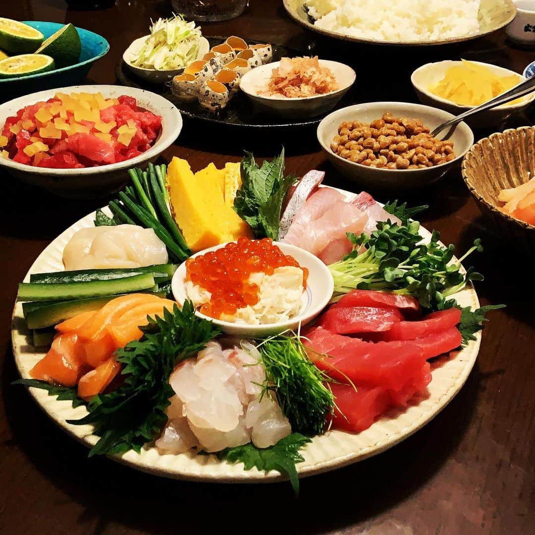 志摩有子さんのインスタグラム写真 - (志摩有子Instagram)「今夜は手巻き寿司。昨日、三宅水産　@miyakesuisan のインスタで手巻き寿司セットが出ていたのですかさず注文。お刺身にまぐろの中落ち＋たくあん、イカ明太子、納豆などなと、薬味をいろいろ用意して、好きな組み合わせを楽しむ。エシャレット、おかか、うずらの黄身は　@michikosuhara ちゃんの真似をして。そこにクリームチーズを足しても美味しい。 それにしても酢めしだとどうしてたくさん食べられるんだろう。白飯ではこんなに食べられない。酢めし偉大。  #手巻き寿司 @miyakesuisan」1月16日 22時01分 - ariko418