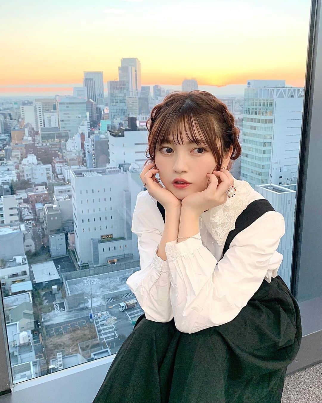 廣川奈々聖さんのインスタグラム写真 - (廣川奈々聖Instagram)「空が綺麗だった日 🌇🤍﻿ ﻿ ﻿ 髪はメイクさんがしてくれて﻿ とっても可愛い〜 🥺♡﻿ ﻿ ﻿ ﻿ ﻿#ヘアアレンジ#編み込みヘア」1月16日 22時02分 - nanaseven7_u_u
