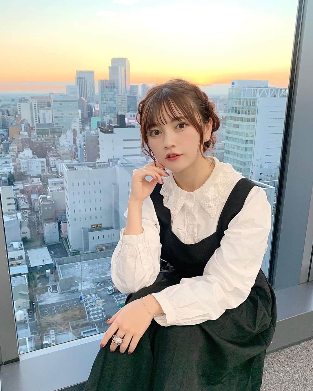 廣川奈々聖さんのインスタグラム写真 - (廣川奈々聖Instagram)「空が綺麗だった日 🌇🤍﻿ ﻿ ﻿ 髪はメイクさんがしてくれて﻿ とっても可愛い〜 🥺♡﻿ ﻿ ﻿ ﻿ ﻿#ヘアアレンジ#編み込みヘア」1月16日 22時02分 - nanaseven7_u_u