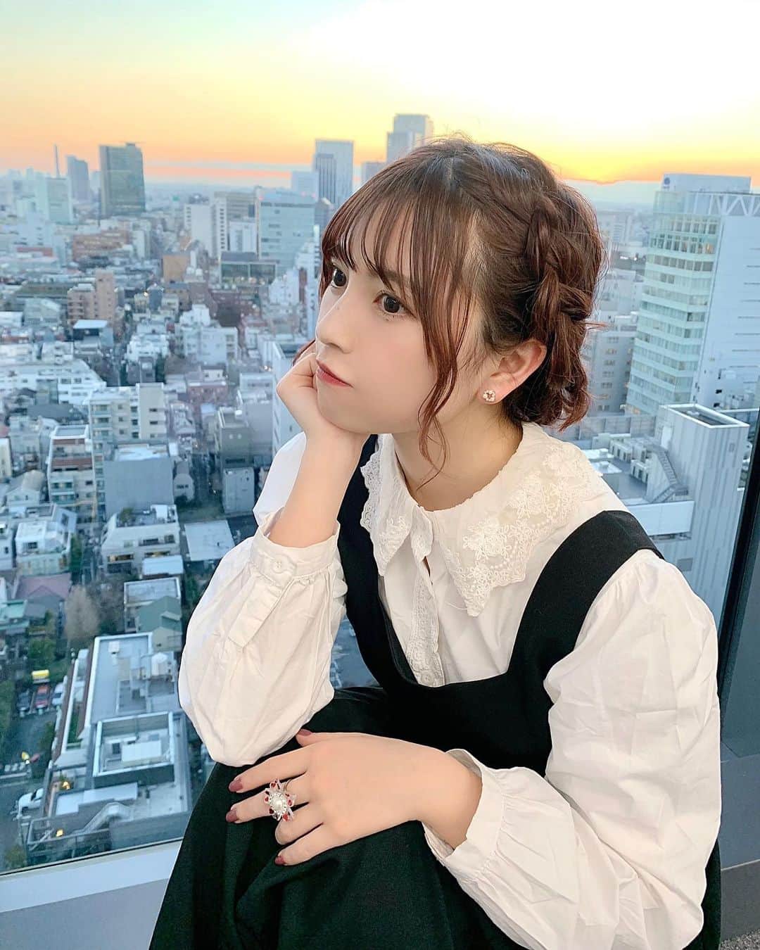 廣川奈々聖さんのインスタグラム写真 - (廣川奈々聖Instagram)「空が綺麗だった日 🌇🤍﻿ ﻿ ﻿ 髪はメイクさんがしてくれて﻿ とっても可愛い〜 🥺♡﻿ ﻿ ﻿ ﻿ ﻿#ヘアアレンジ#編み込みヘア」1月16日 22時02分 - nanaseven7_u_u
