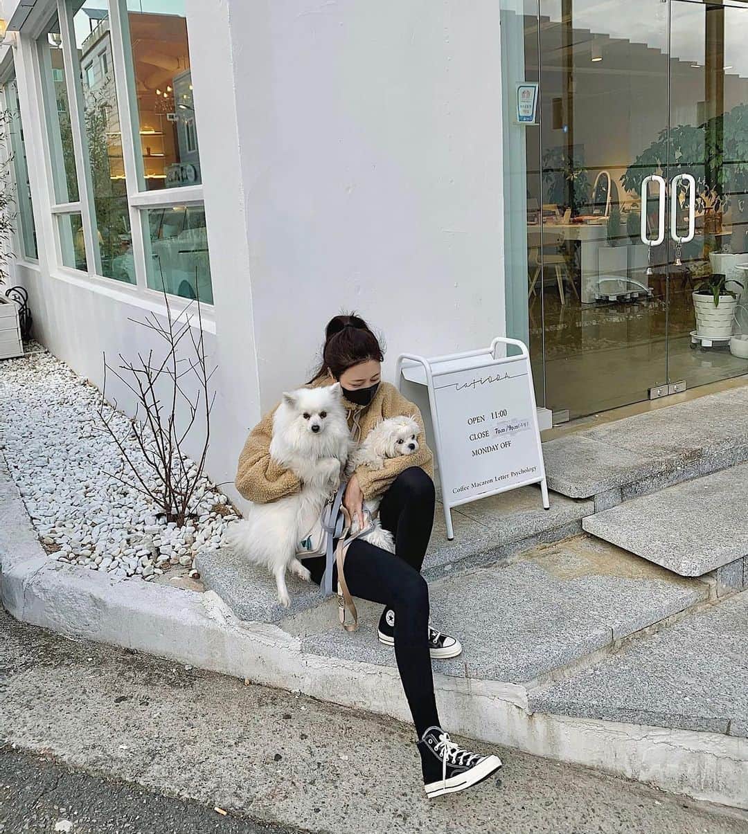 Choi Somiさんのインスタグラム写真 - (Choi SomiInstagram)「#ad #글랜더 #glander  오다 크로플 포장하러 이루랑 총총총🐾 오랜만에 만난 북극곰 달콩이랑 쓰리샷 성공했구요 이루의 "어머니 저 왔어요.." 너무너무 귀여워✊🏻 산책만 할 거라 간편하게 밀리옹 산책 가방 멨는데 빼꼼 나온 배변봉투마저 센스 넘쳐요 :)🤍  하네스 리드줄 모두 #밀리옹」1月16日 22時08分 - cxxsomi