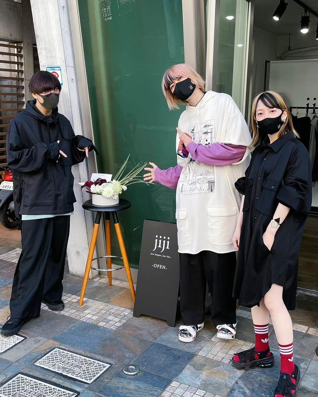 秋月琢登のインスタグラム：「展示会2日目もめにーめにーありがとーございました！ @room.13_official  @jijiinc」