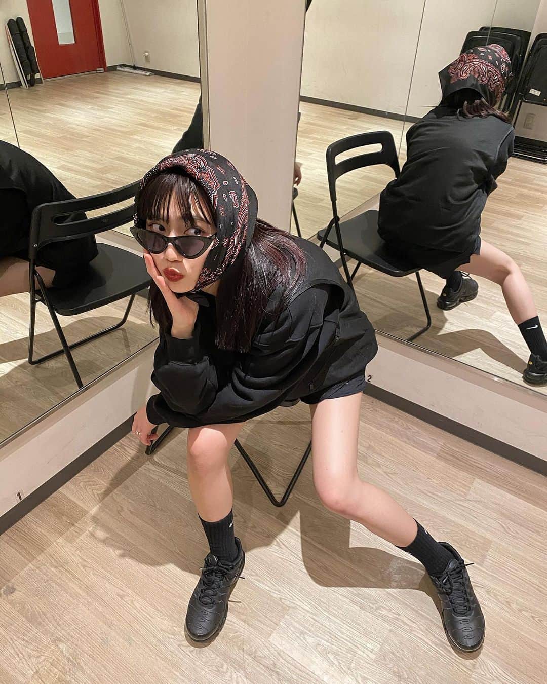 河崎みーなのインスタグラム：「BABUSHKA GURL🖤1.2.3?? . .」