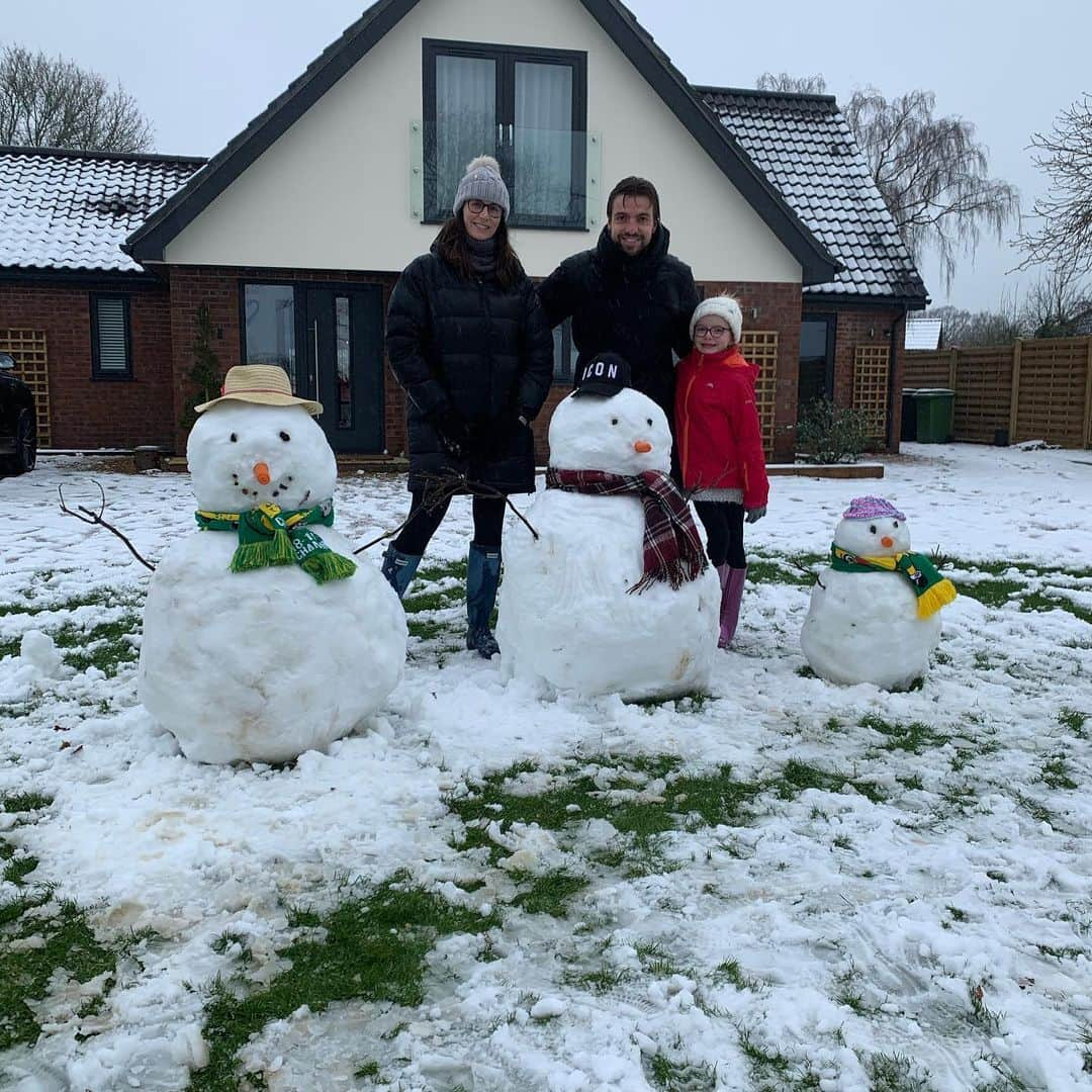 ティム・クルルのインスタグラム：「Back home with my girls after 10 days isolation.. Thank you for all the well wishes feeling much better today.. Good luck @norwichcityfc this afternoon vs Cardiff. Can’t wait to be back 💪🏻⛄️🔰#staysafe」