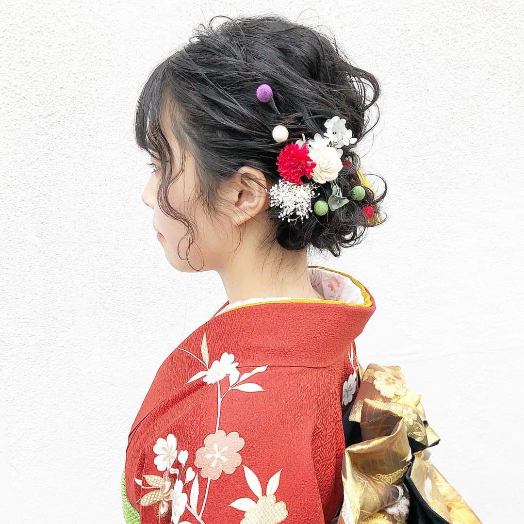 Miki Kajiwaraさんのインスタグラム写真 - (Miki KajiwaraInstagram)「成人式。。。 . 高校生から担当してるひなのちゃん♡♡♡ . 今回は、セットとメイクさせてもらいました♡♡ . お母さんのおさがりの髪飾りのボンボンが可愛すぎて。。。 . いつもありがとう♡♡」1月16日 22時21分 - kajimagic